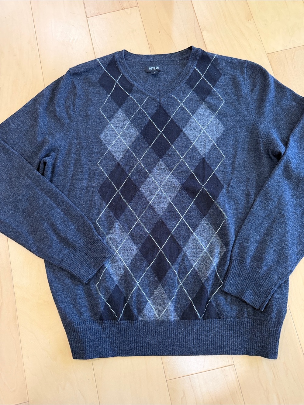 Apt 9 argyle v-neck merino wool blend grey sweater - size L